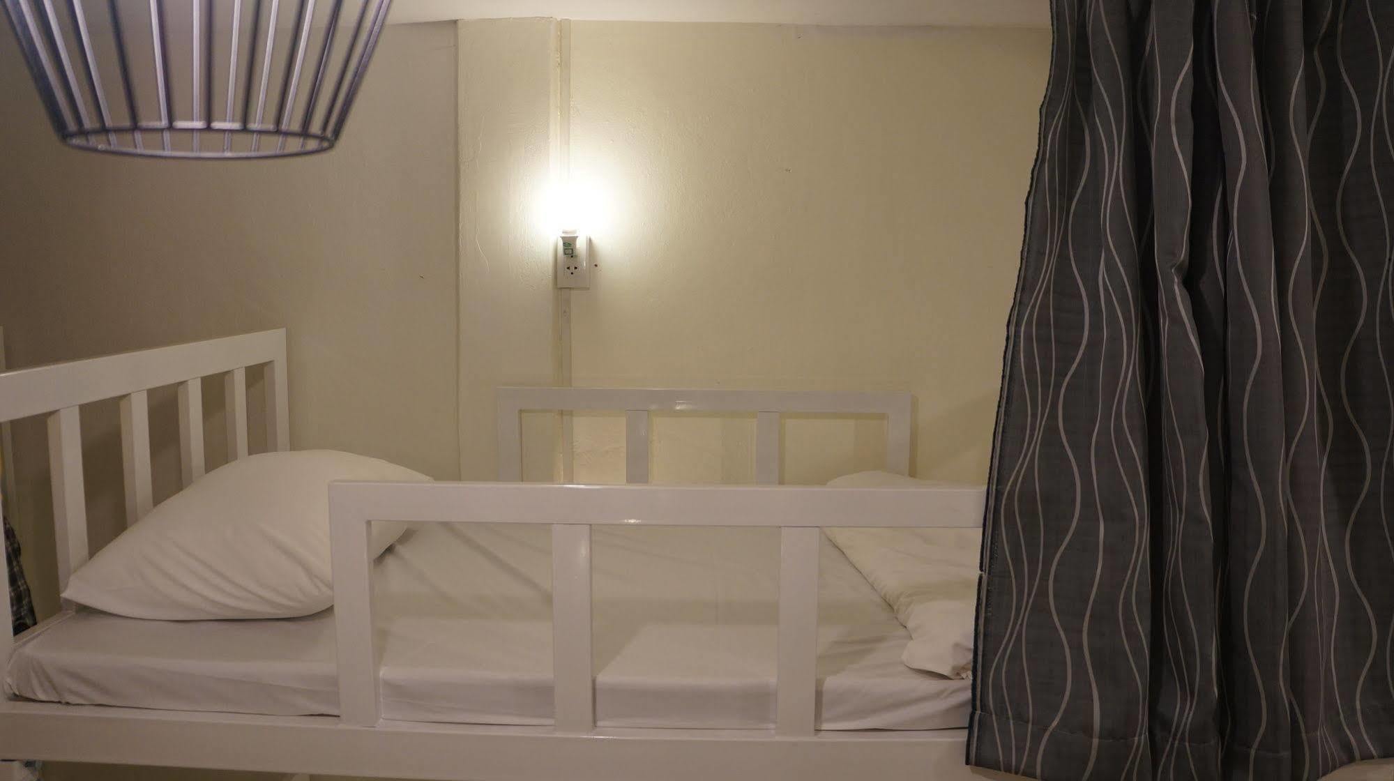 Wake Up Hostel Банкок Екстериор снимка