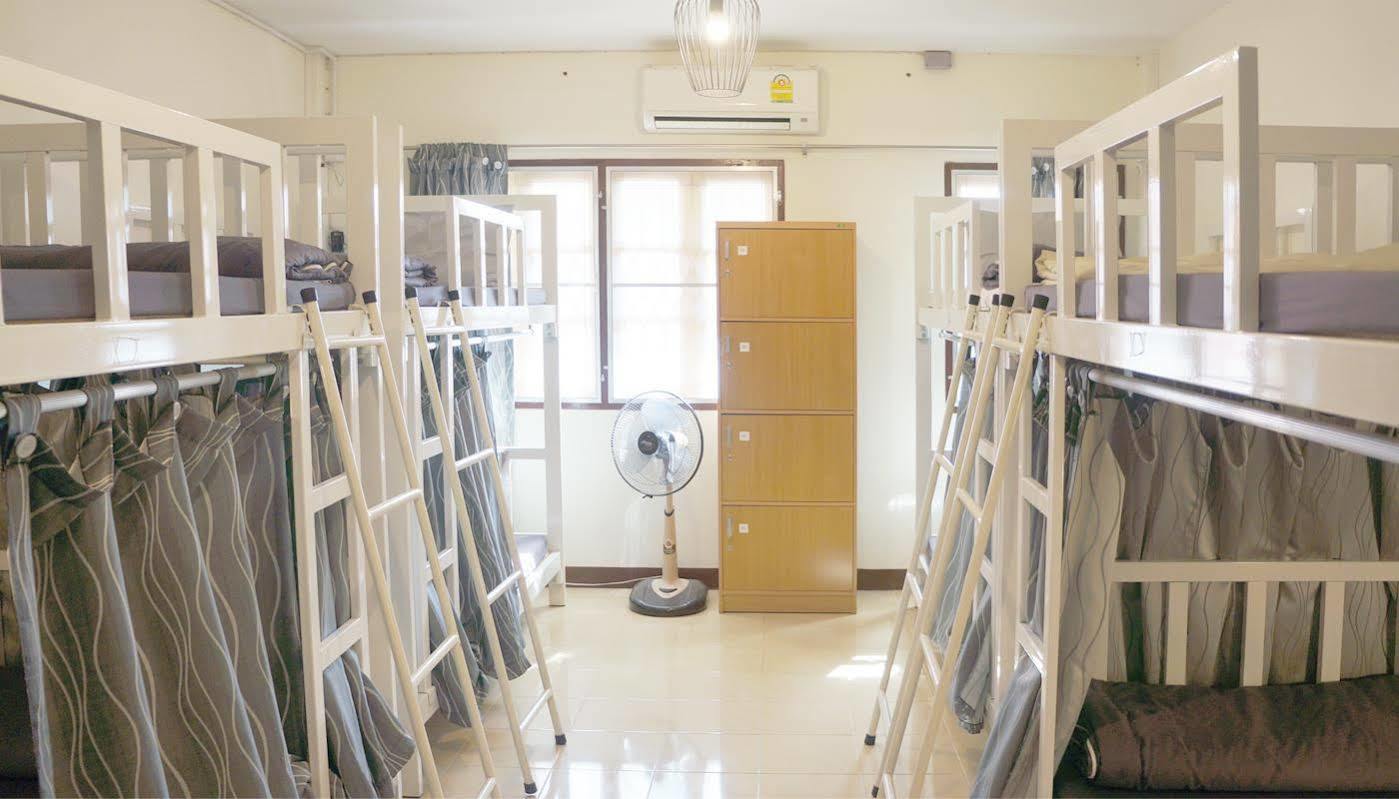 Wake Up Hostel Банкок Екстериор снимка